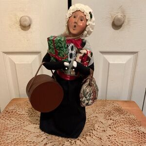 2000 Byers Choice Lady Caroler w/Hat Box & Gifts